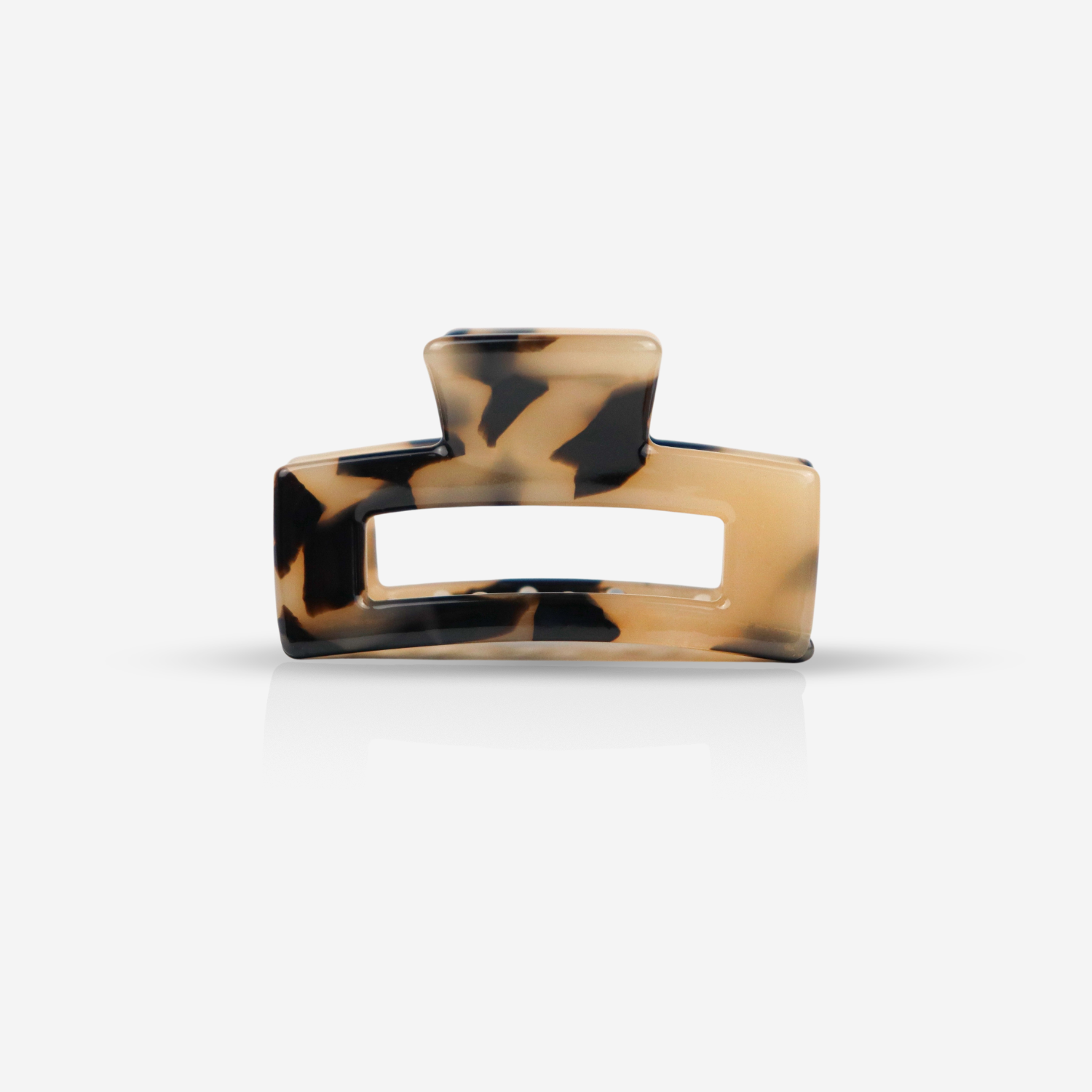 Tortoiseshell Haarspange vor weißem Hintergrund