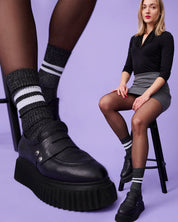 Frau in modernen Outfit mit Plateauschuhen