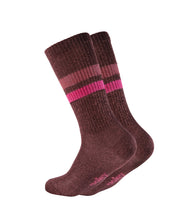 Paar braune Socken mit rosa Streifen