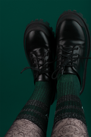 Schwarze Stiefel und grüne Glitzerstrümpfe