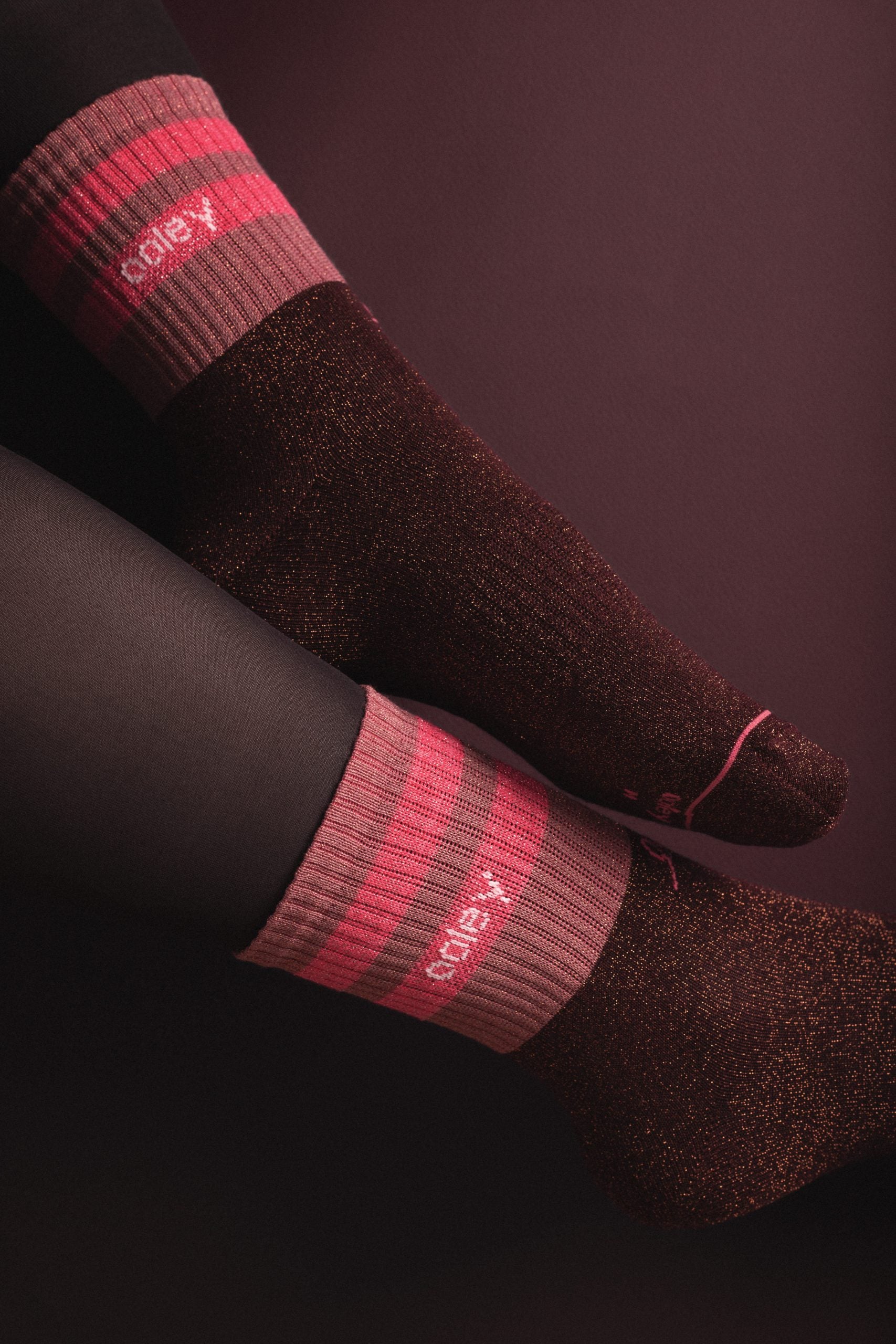 Glitzernde Socken auf dunklem Hintergrund