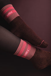 Glitzernde Socken auf dunklem Hintergrund