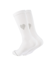 Weiße Socken mit silbernen Herzmustern
