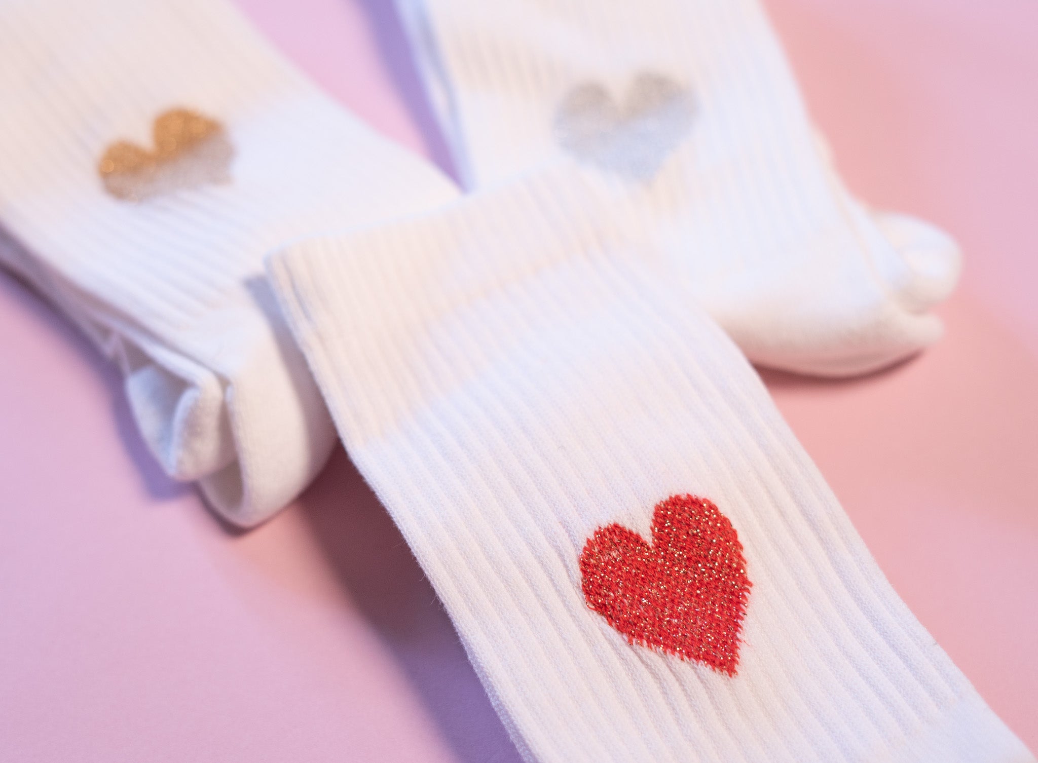Weiße Socken mit bunten Herzmotiven
