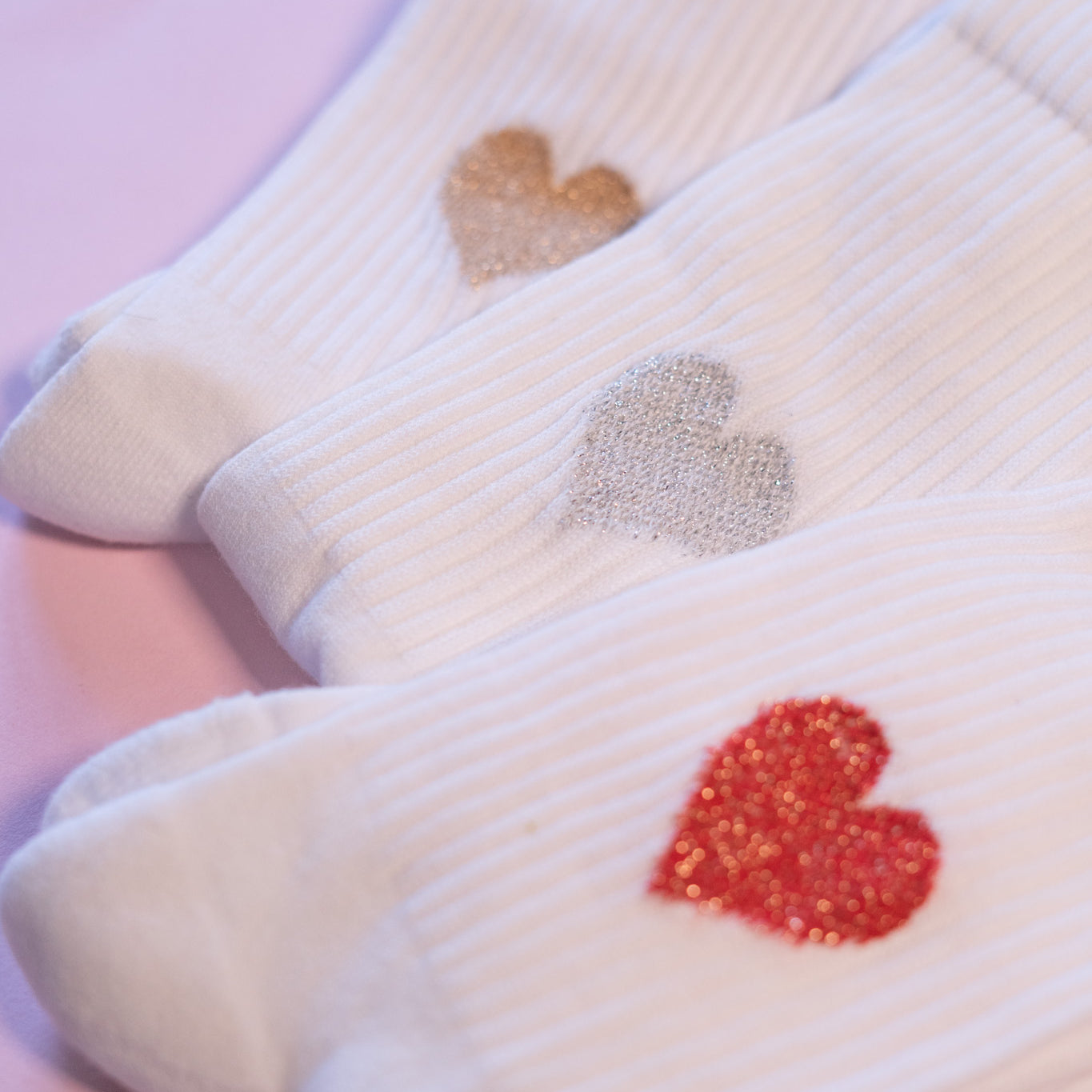 Weiße Socken mit funkelnden Herzmotiven