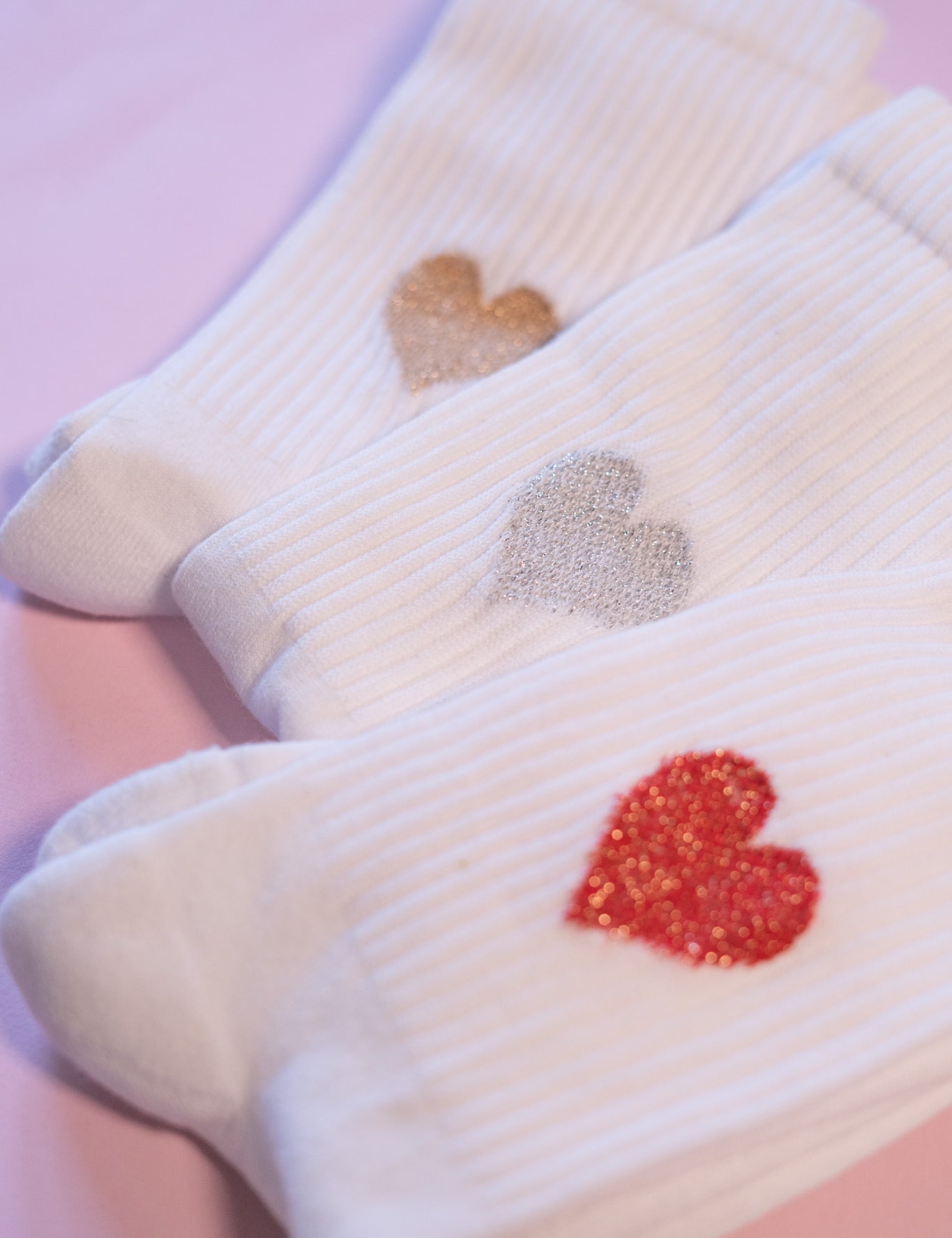 Weiße Socken mit funkelnden Herzmotiven