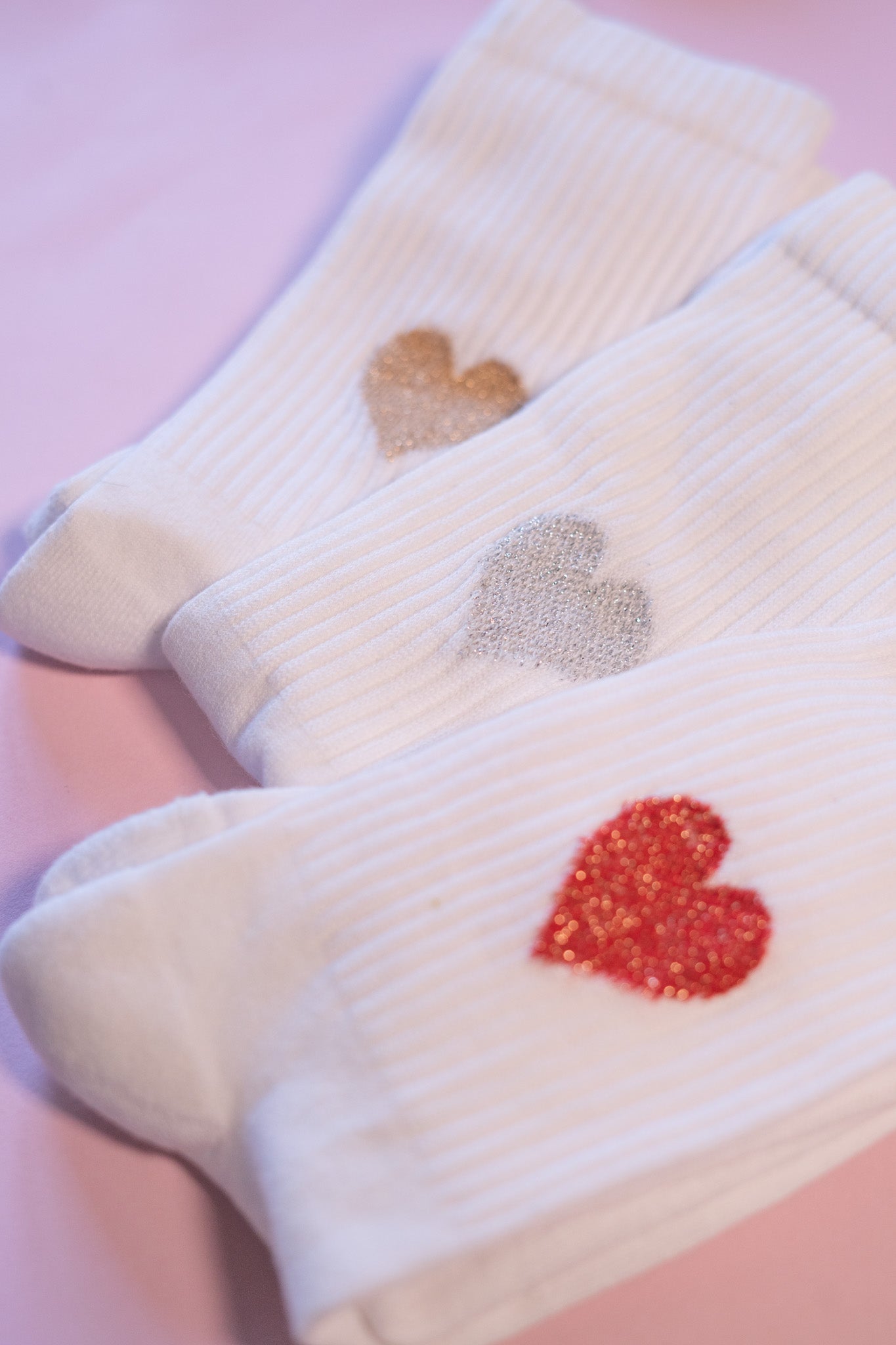 Weiße Socken mit funkelnden Herzmotiven