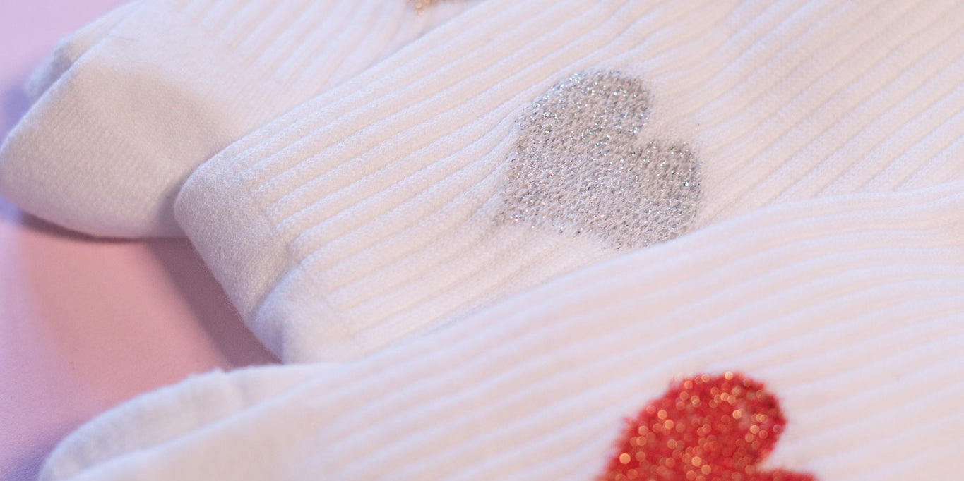 Weiße Socken mit funkelnden Herzmotiven