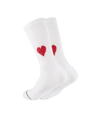 Weiße Socke mit roten Herzchen