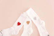 Weiße Socken mit bunten Herzmustern