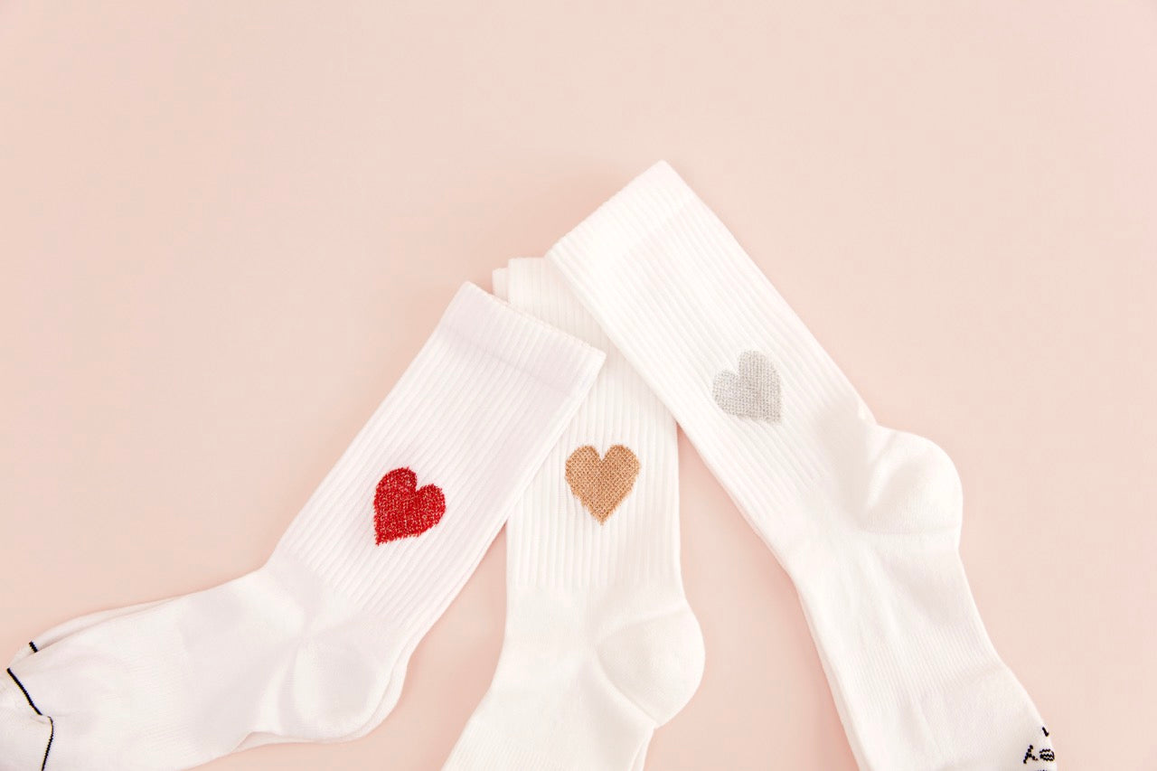 Weiße Socken mit bunten Herzmustern