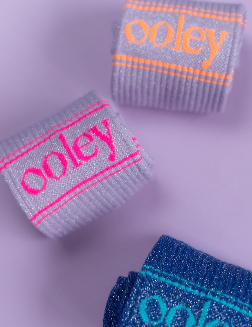 Drei bunte Stoffarmbänder mit &#039;ooley&#039; Aufschrift