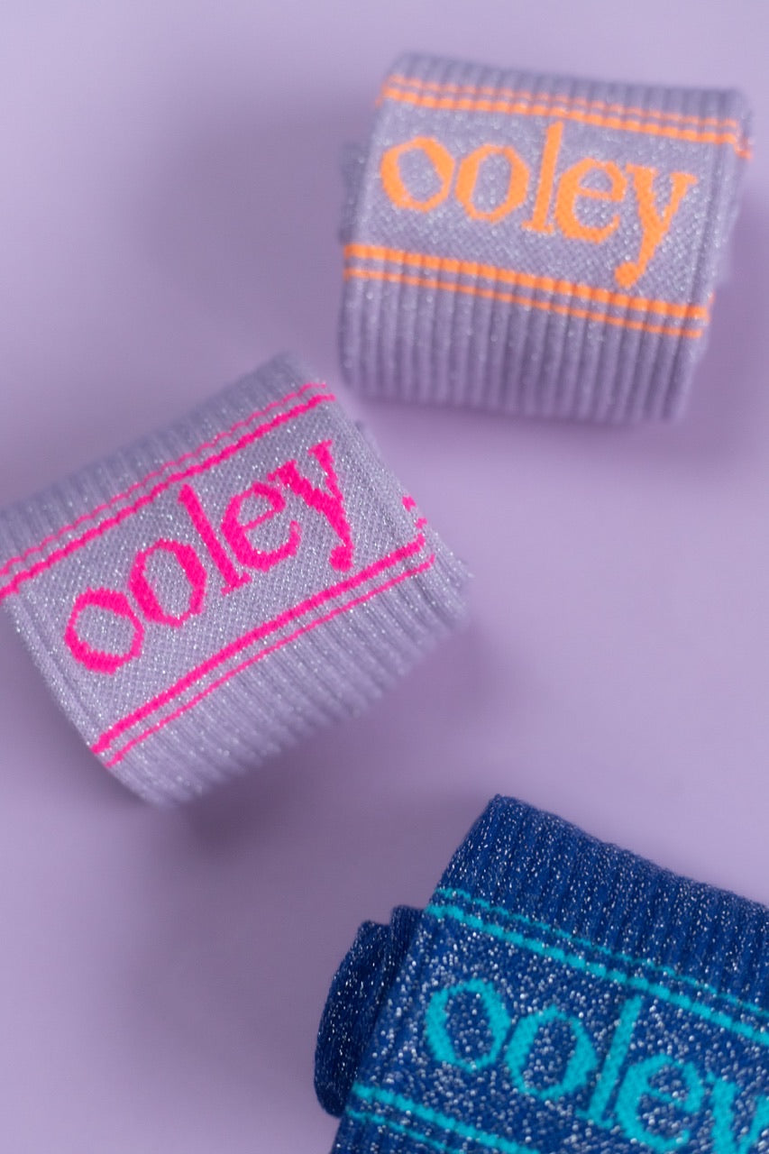 Drei bunte Stoffarmbänder mit &#039;ooley&#039; Aufschrift