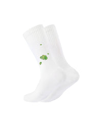 Weiße Socken mit grünem Kleeblatt-Motiv.