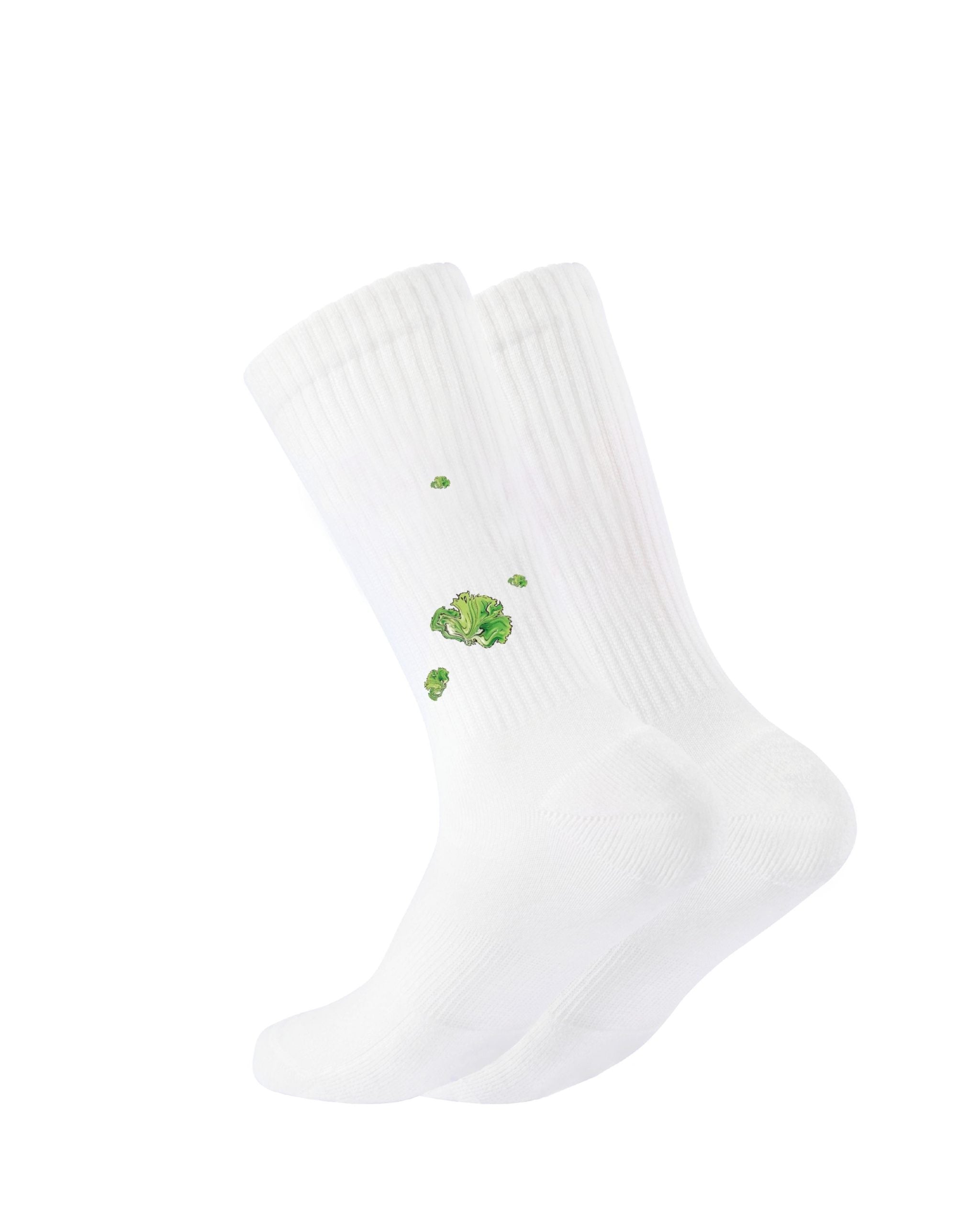 Weiße Socken mit grünem Kleeblatt-Motiv.