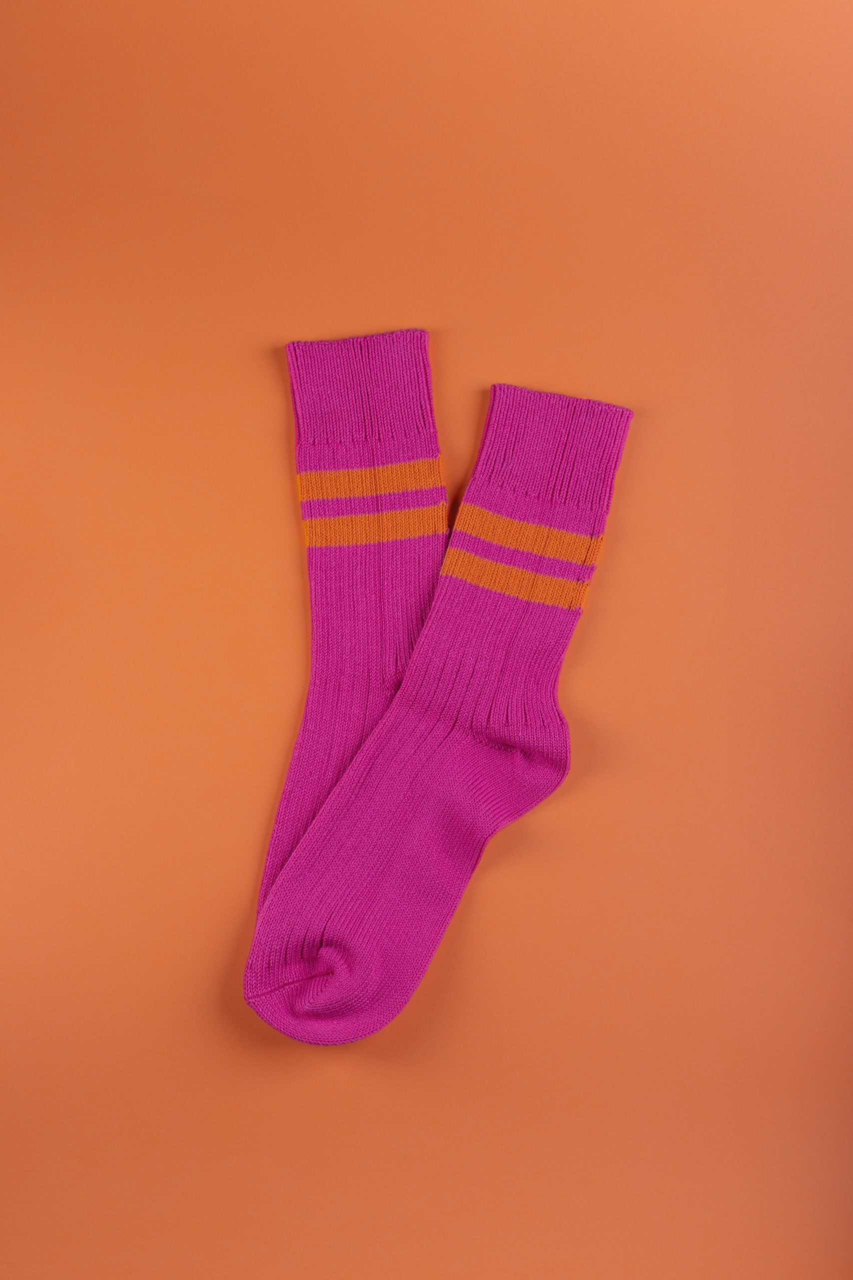 Pinke Socken auf orangem Hintergrund