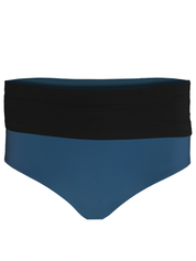 Schwarze und blaue Badehose, isoliert auf weißem Hintergrund.