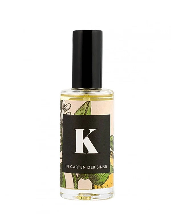 Flasche Parfüm mit botanischem Etikett.