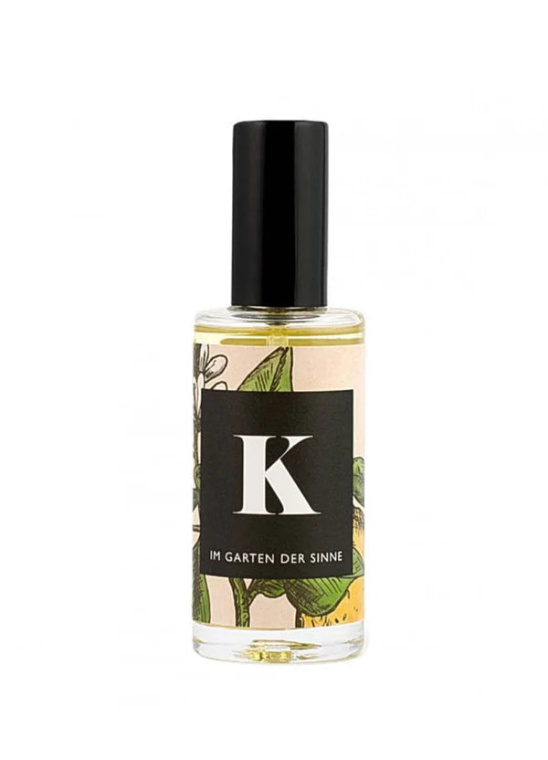 Flasche Parfüm mit botanischem Etikett.