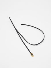 Schwarzes Kabel mit goldenem USB-Anschluss