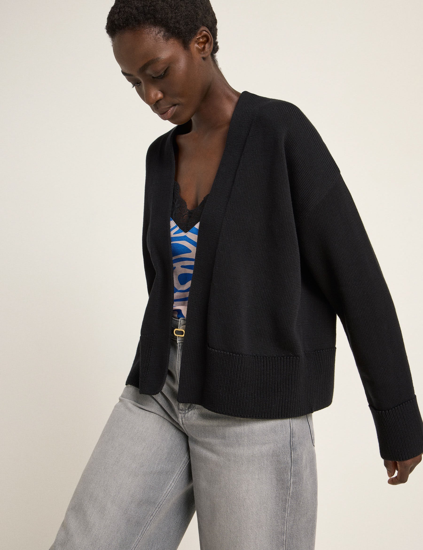 Frau in schwarzer Jacke und Jeans