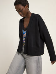 Frau in schwarzer Jacke und Jeans