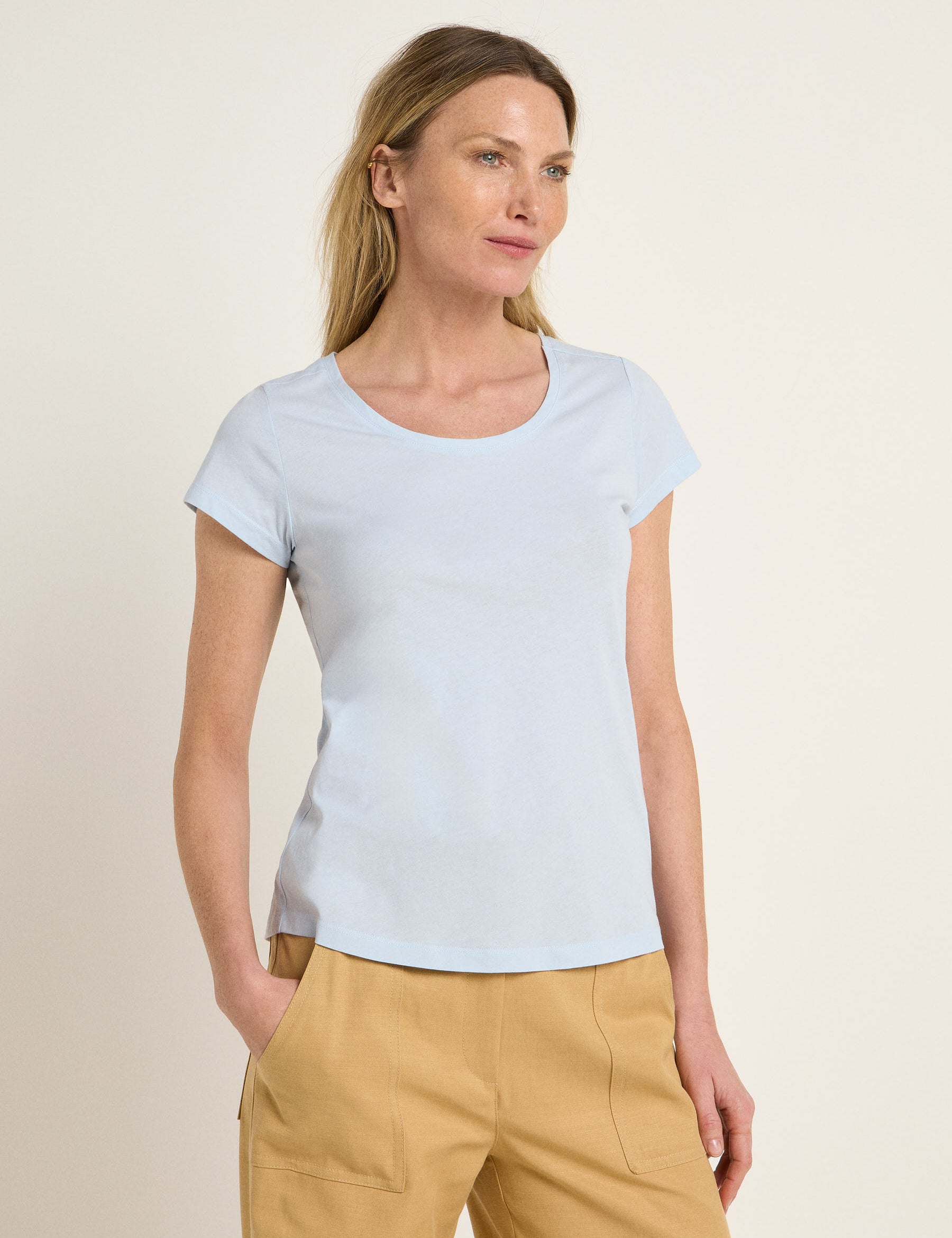 Frau in blauem T-Shirt und gelben Hosen