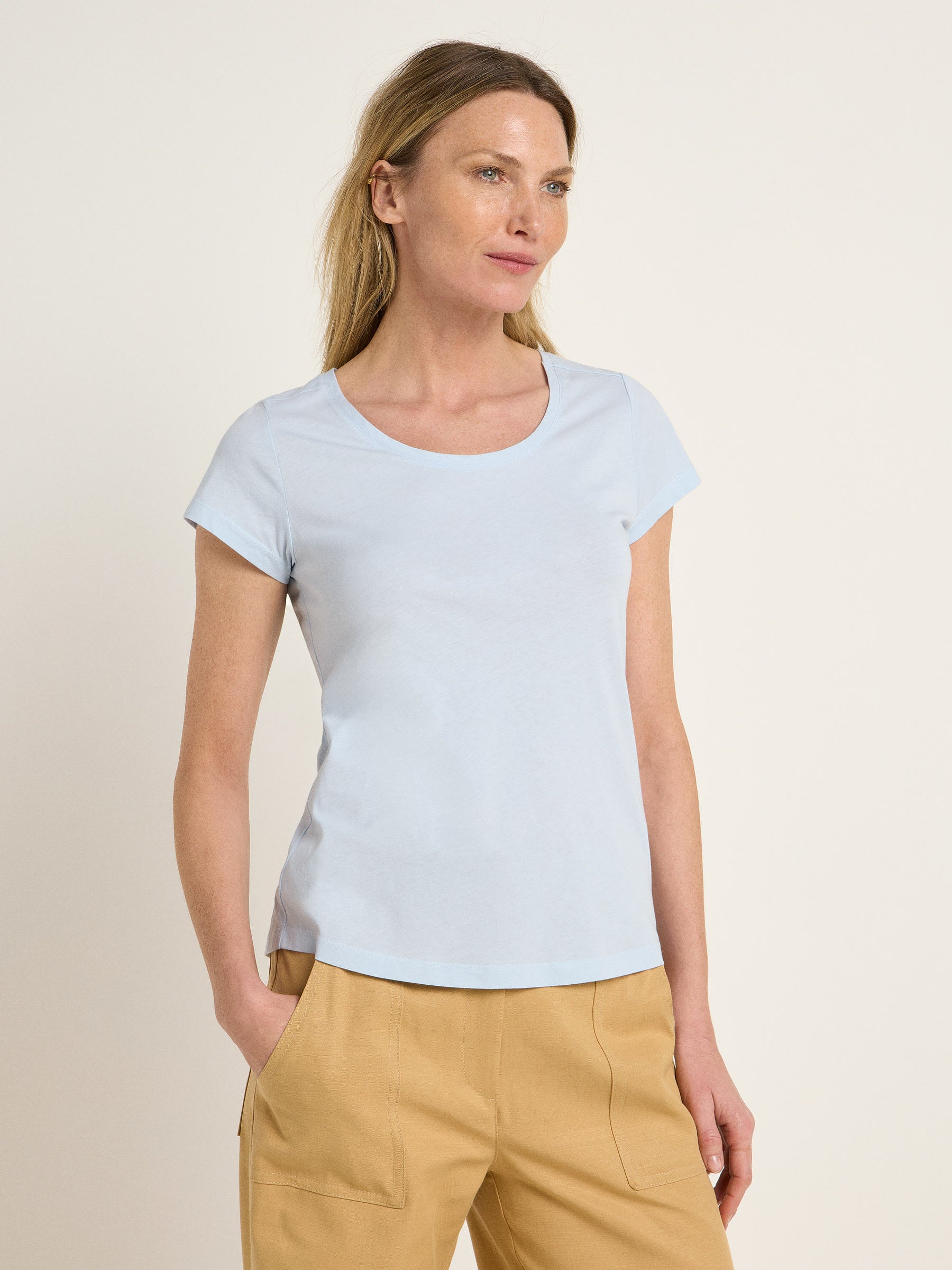 Frau in blauem T-Shirt und gelben Hosen
