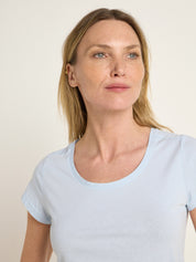 Frau in blauem T-Shirt blickt zur Seite
