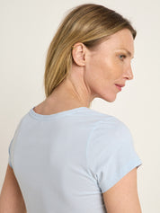 Frau im blauen T-Shirt von der Seite
