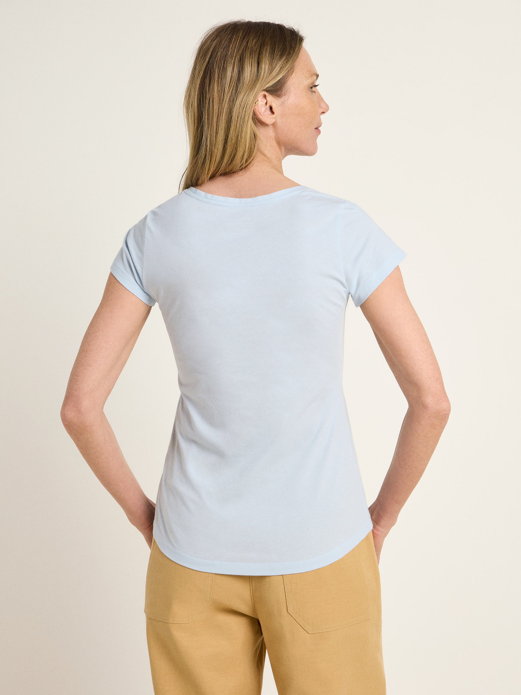 Frau von hinten in blauem T-Shirt