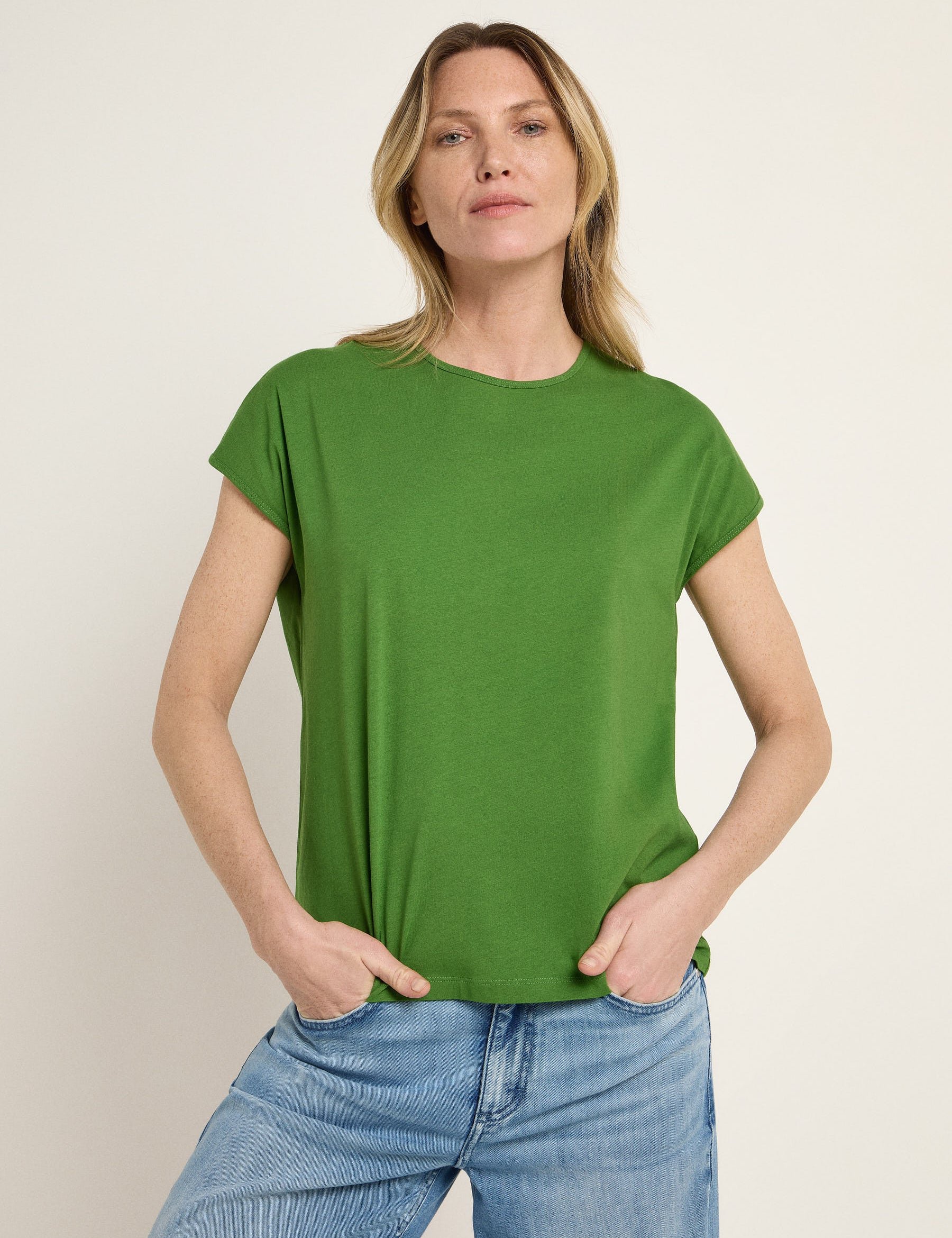 LANIUS_125_13826-685-green-34_Shirt-mit-ueberschnittener-Schulter_02.jpg