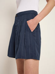 Frau trägt dunkelblaue Nadelstreifen-Shorts
