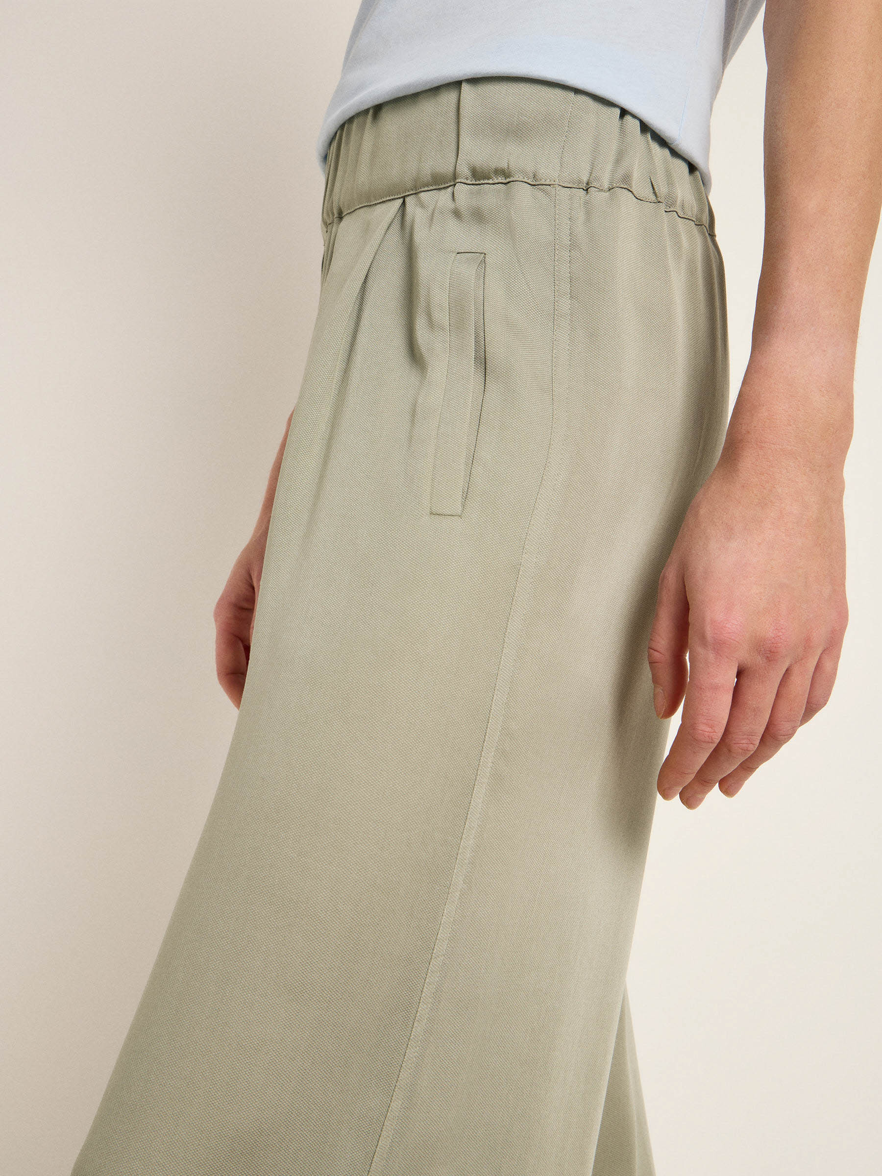 Detailansicht der grünen Hose eines Mannes