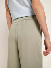 Nahaufnahme einer Person in beiger Hose
