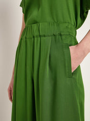 Grünes Kleid im Detailansicht
