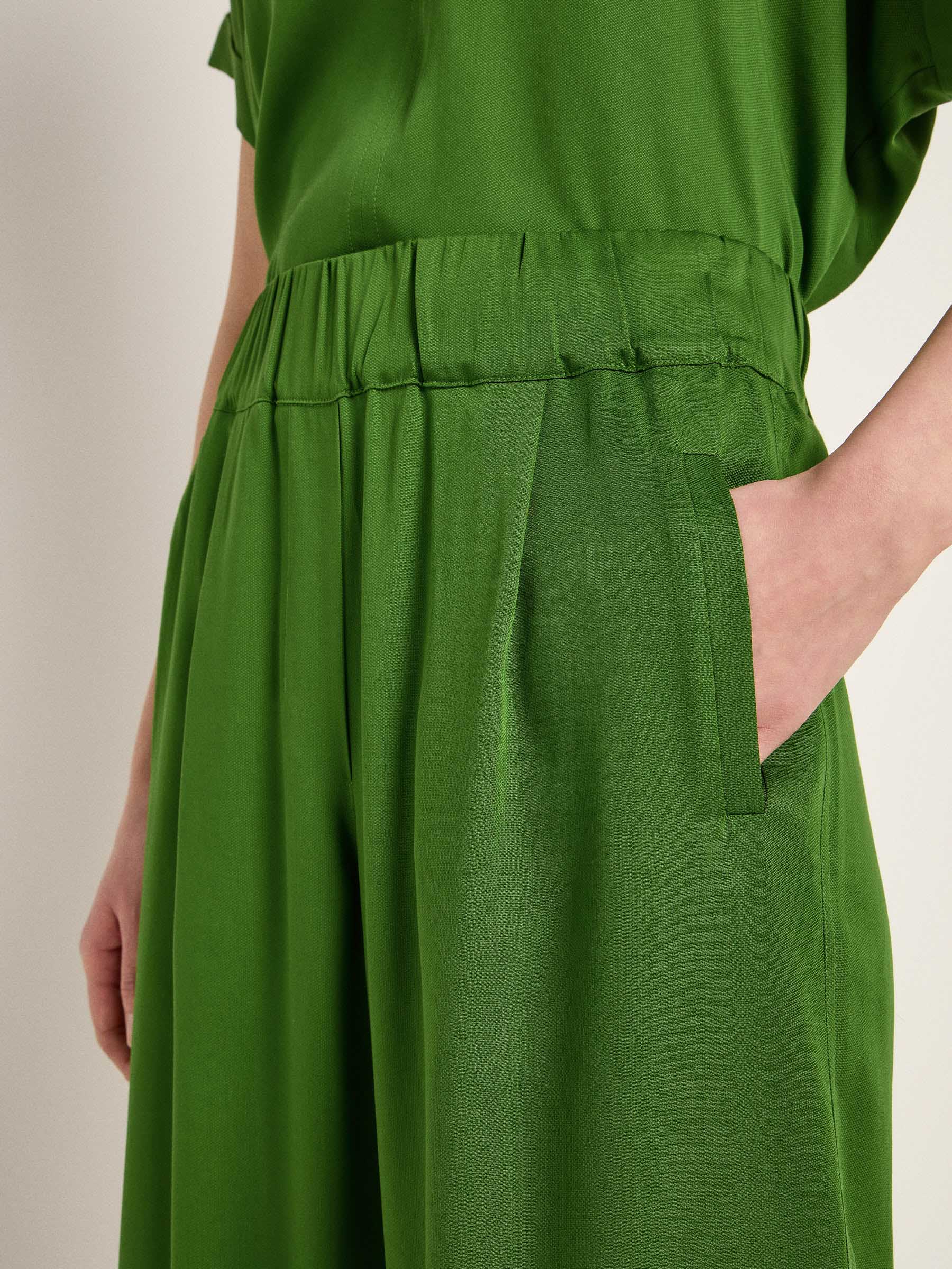 Grünes Kleid im Detailansicht