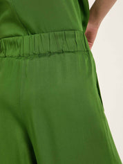 Grünes Kleid mit gerafftem Taillenband