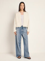 Frau in Jeans und heller Jacke