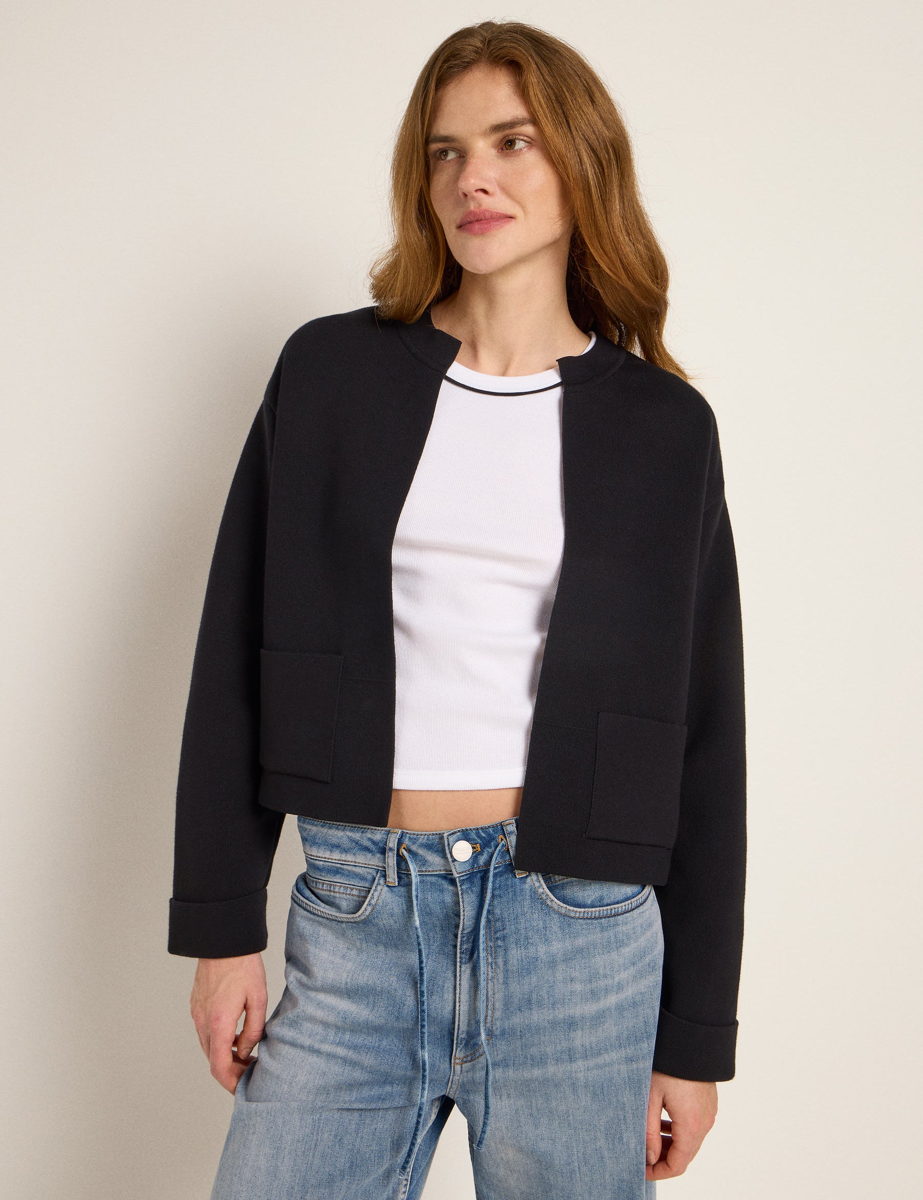 Frau in schwarzer Jacke und blauen Jeans