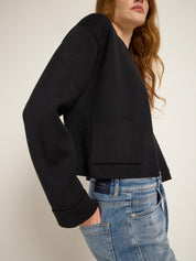 Frau in Jeans und schwarzem Pullover