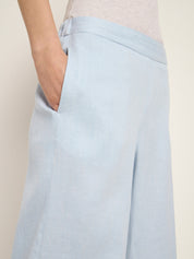 Frau trägt blaue Leinenhose