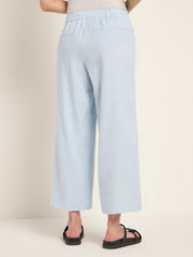 Frau in hellblauen Culotte-Hosen