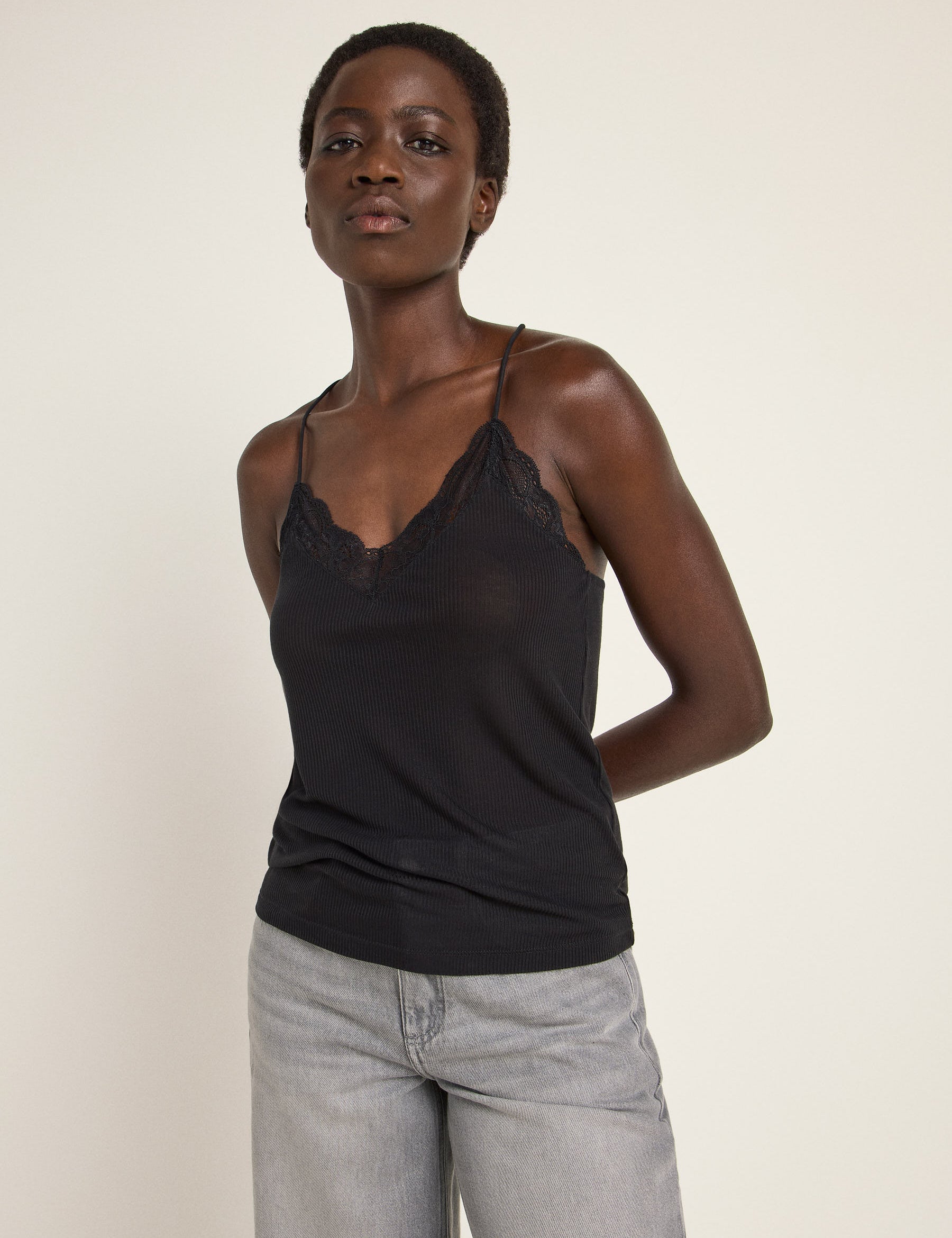 Frau in schwarzem Top und Jeans