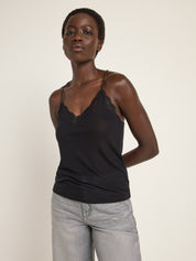 Frau in schwarzem Top und Jeans