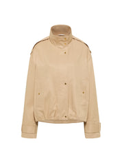 Beige Herrenjacke auf weißem Hintergrund