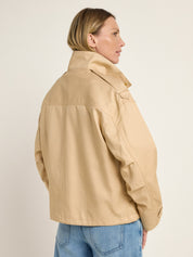 Frau in beiger Jacke von hinten