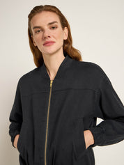 Frau in dunkler Reißverschlussjacke