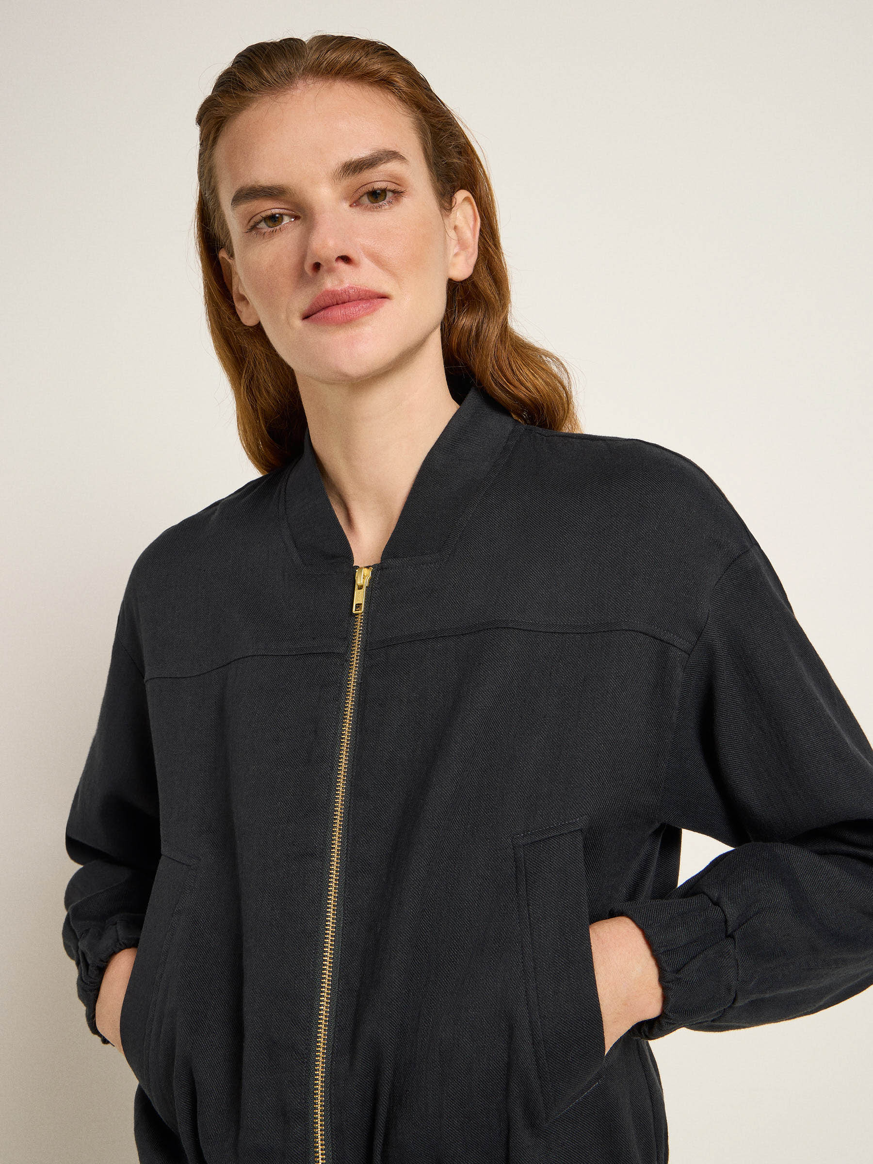 Frau in dunkler Reißverschlussjacke