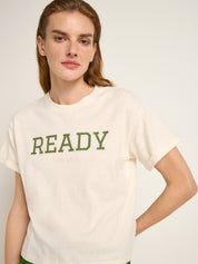 Frau in weißem T-Shirt mit Aufdruck
